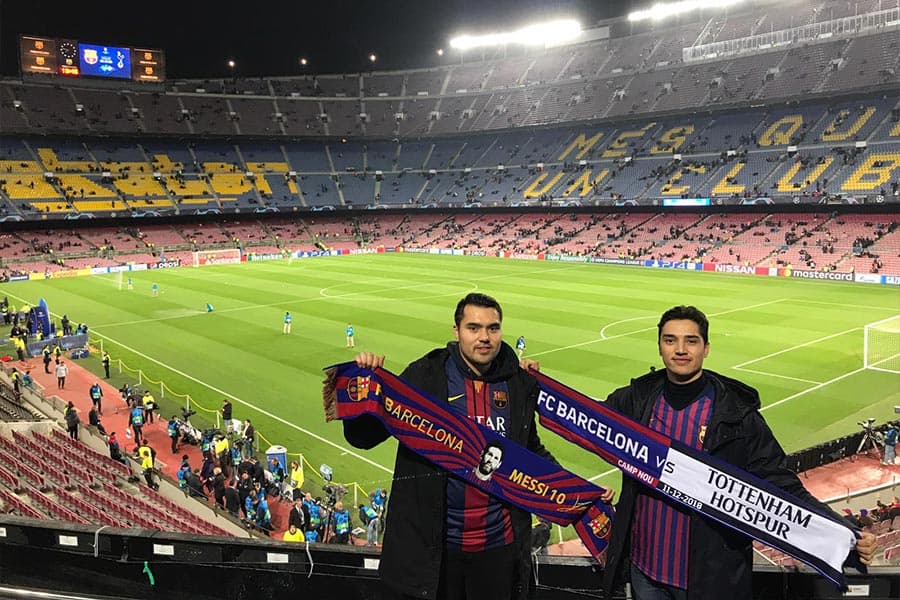 Fußballfans auf dem Weg zu einem Spiel des FC Barcelona