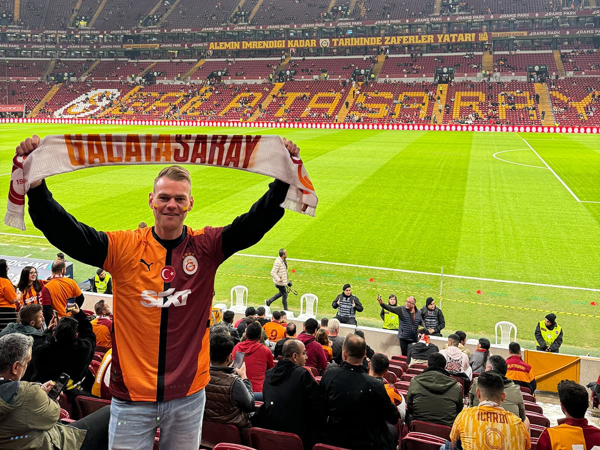 Erik mit Fußballtickets für ein Spiel in der Türkei